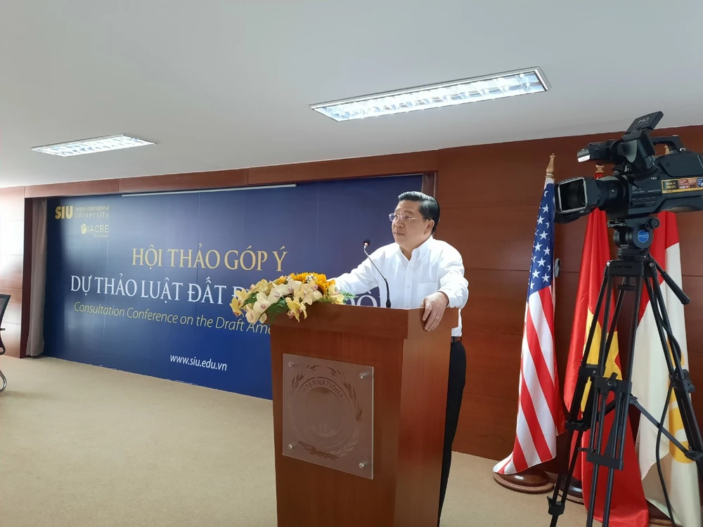 TS Lê Sơn Hải - Thứ trưởng, Phó Chủ nhiệm Ủy ban Dân tộc trình bày tham luận tại Hội thảo. Ảnh: MINH CHUNG