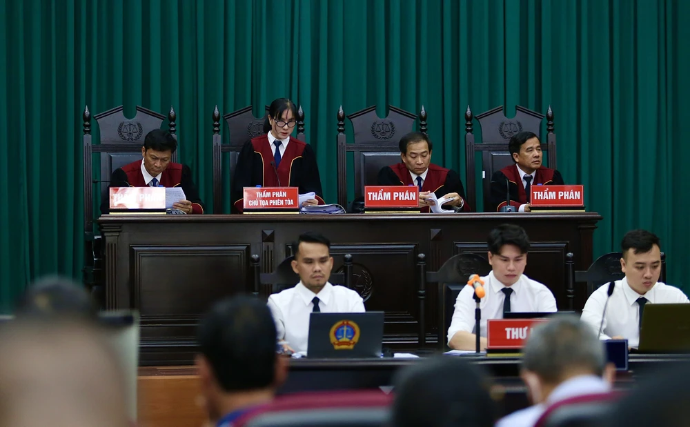 HĐXX do thẩm phán Trần Thị Thu Thủy làm chủ tọa. Ảnh: TRƯỜNG GIANG HĐXX do thẩm phán Trần Thị Thu Thủy làm chủ tọa. Ảnh: TRƯỜNG GIANG