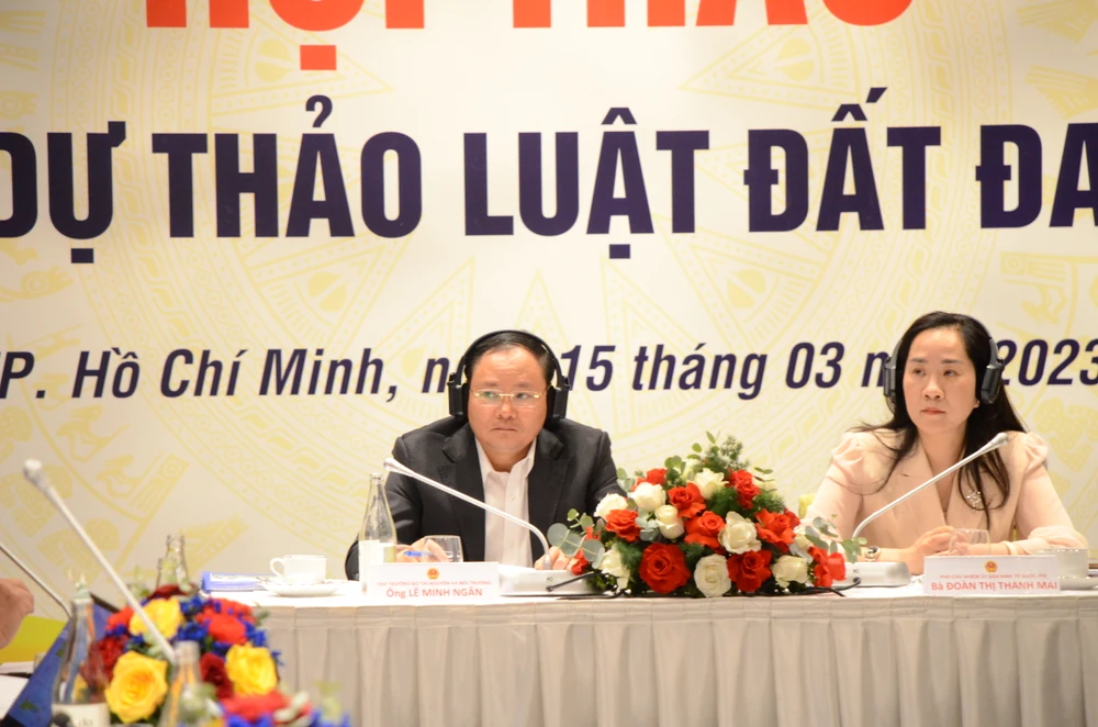 Ông Lê Minh Ngân – Thứ trưởng Bộ TN&amp;MT (trái) chủ trì hội thảo. Ảnh: THẾ GIANG