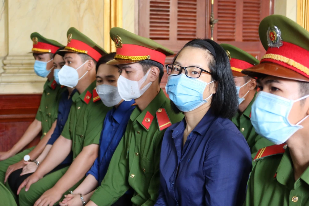 Bị cáo Nguyễn Thị Mỹ Hạnh - giám đốc Công ty Gold Time Academy (thứ hai từ phải sang) Bị cáo Nguyễn Thị Mỹ Hạnh - giám đốc Công ty Gold Time Academy (thứ hai từ phải sang)