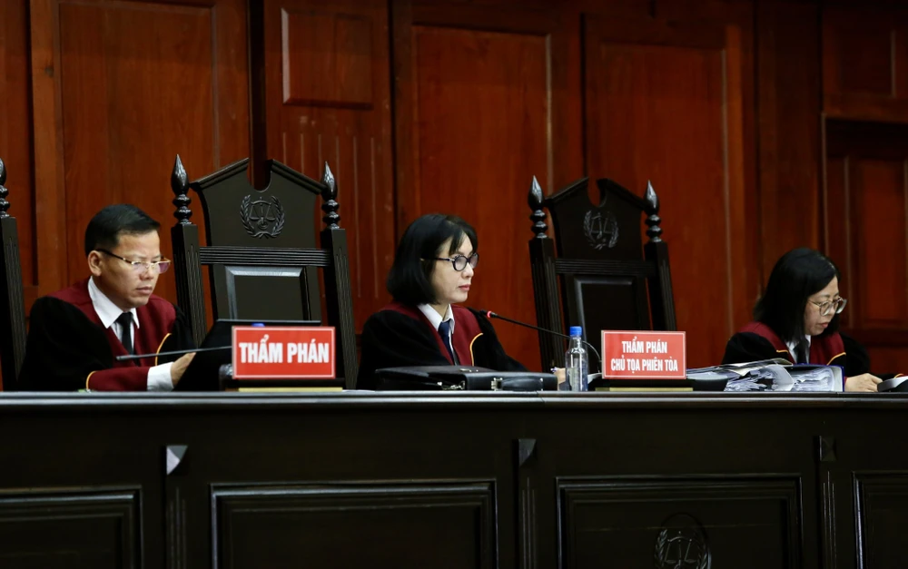 HĐXX tại phiên tòa sáng nay (27-3). Ảnh: TRƯỜNG GIANG HĐXX tại phiên tòa sáng nay (27-3). Ảnh: TRƯỜNG GIANG