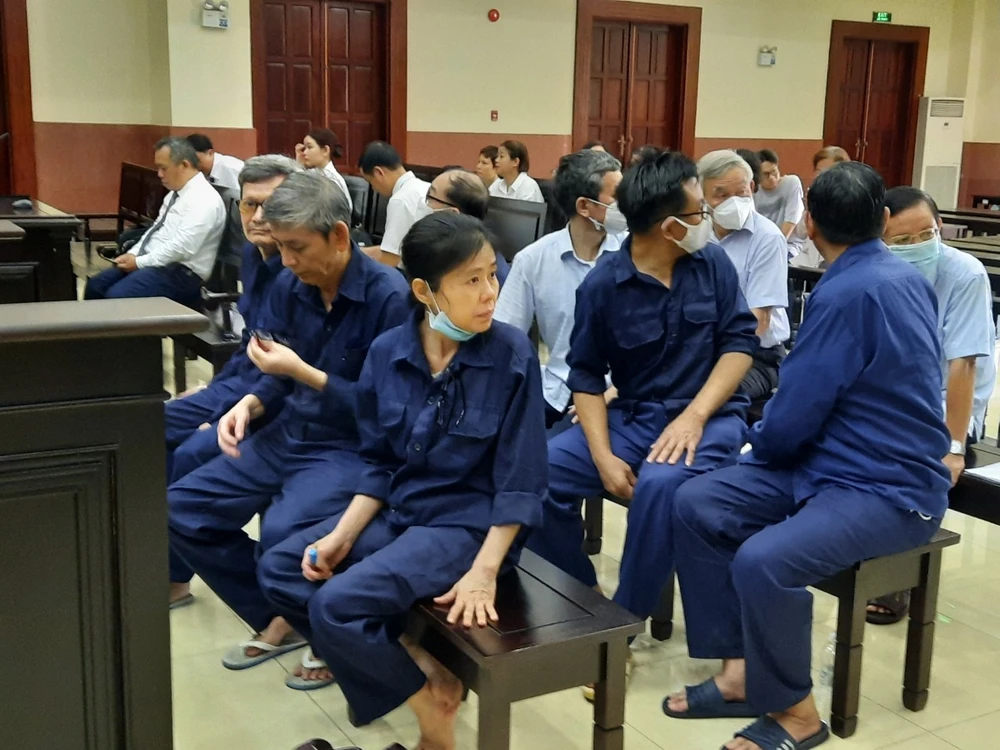 Các bị cáo tại phiên tòa sáng nay (30-3). Ảnh: MINH CHUNG