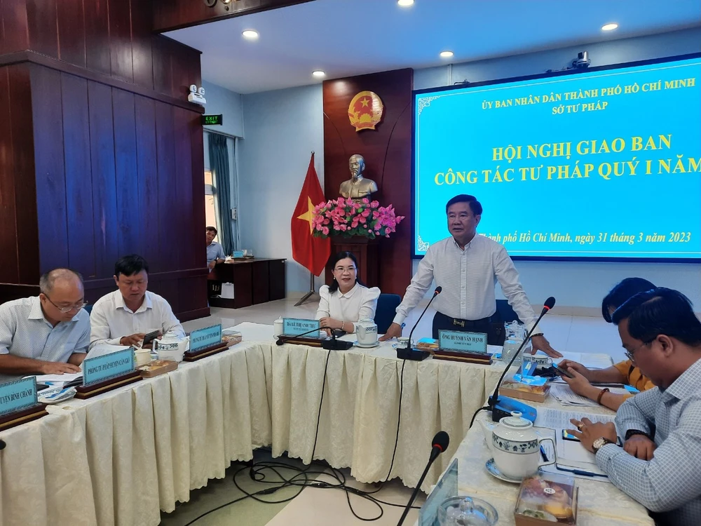 Giám đốc Sở Tư pháp TP.HCM Huỳnh Văn Hạnh chủ trì hội nghị. Ảnh: MINH CHUNG