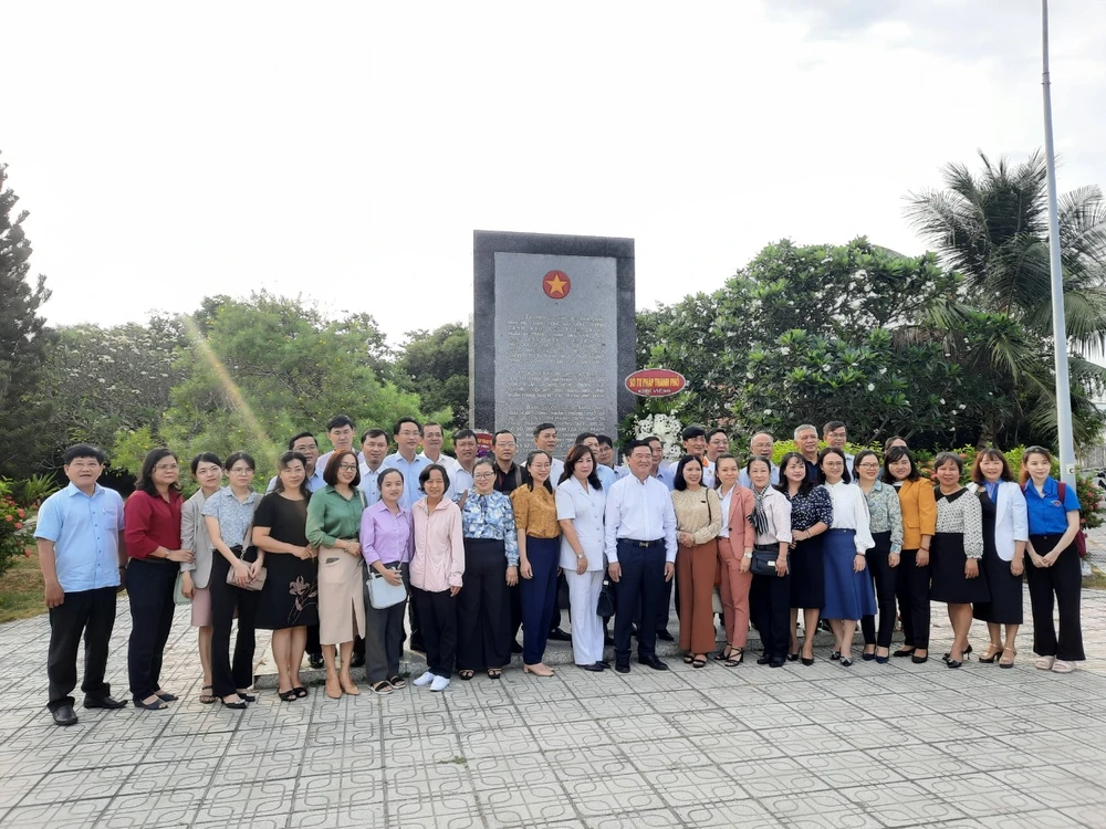 Trước khi tham dự hội nghị giao ban, các đại biểu đã dâng hương tại di tích cách mạng Kho dầu A, Tổng kho xăng dầu Nhà Bè. Ảnh: MINH CHUNG