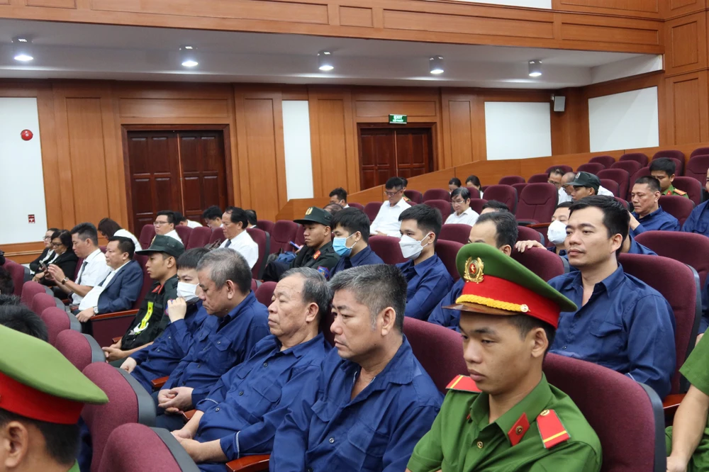 Các bị cáo tại phiên tòa sáng nay (5-4)