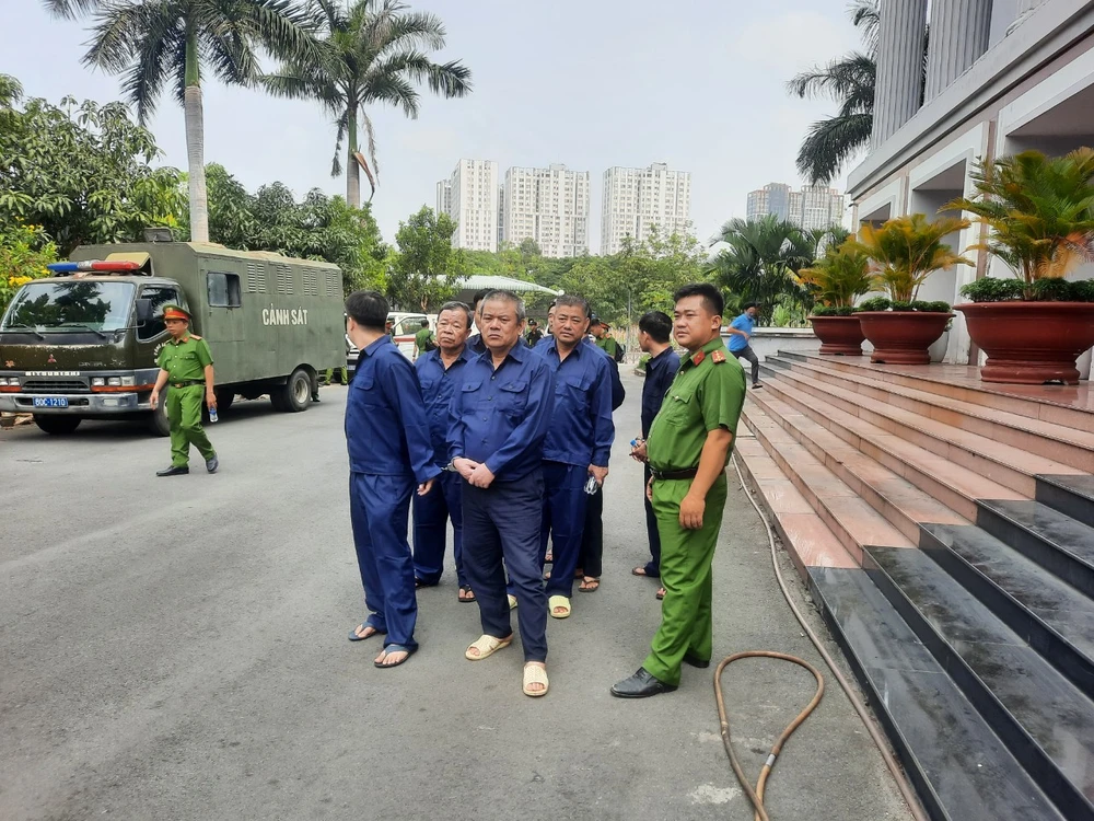 Bị cáo Ngô Văn Thụy (hàng đầu, bên phải) sau phiên xử sáng nay (13-4). Ảnh: MINH CHUNG Bị cáo Ngô Văn Thụy (hàng đầu, bên phải) sau phiên xử sáng nay (13-4). Ảnh: MINH CHUNG