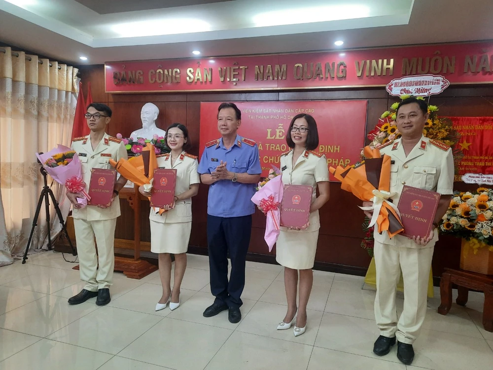 Các tân kiểm tra viên cao cấp, kiểm tra viên chính. Ảnh: MINH CHUNG