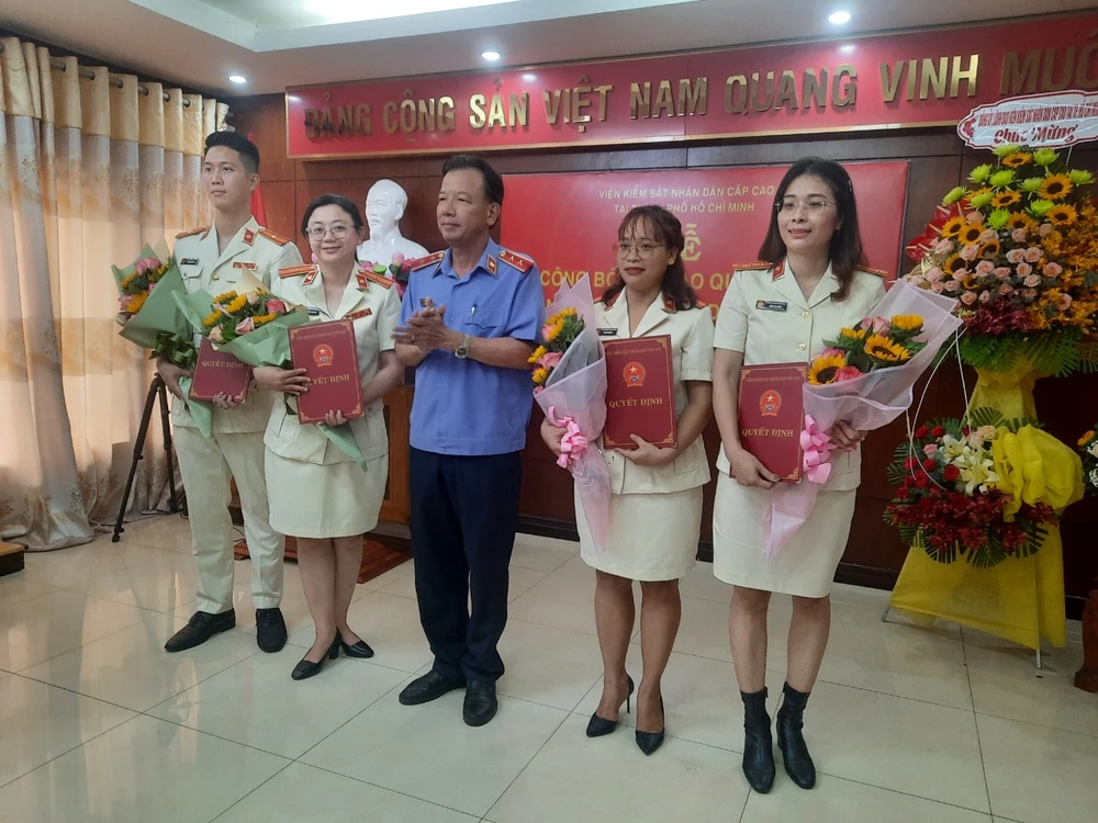 Các KSV trung cấp và sơ cấp mới được bổ nhiệm chiều nay (21-4). Ảnh: MINH CHUNG