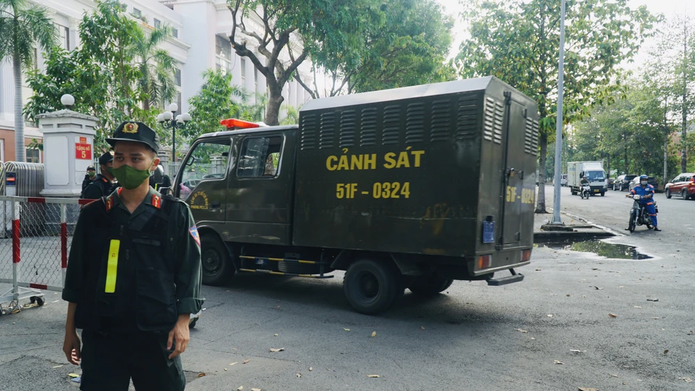 Xe chở bị cáo vừa đến tòa