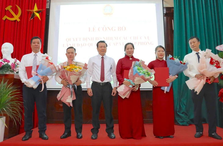 Chánh án Trần Văn Châu (thứ 3 từ trái sang) chúc mừng tân lãnh đạo các phòng nghiệp vụ. Ảnh: TANDCC