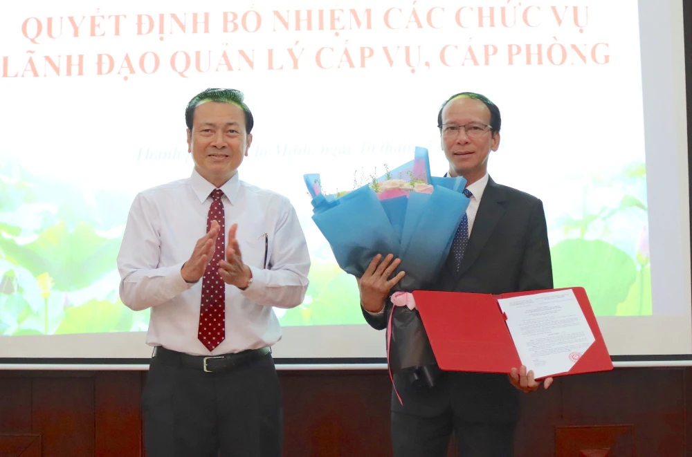 Ông Võ Văn Khoa (phải) quê ở tỉnh Quảng Nam, 52 tuổi, có trình độ thạc sĩ luật. Ảnh: TANDCC