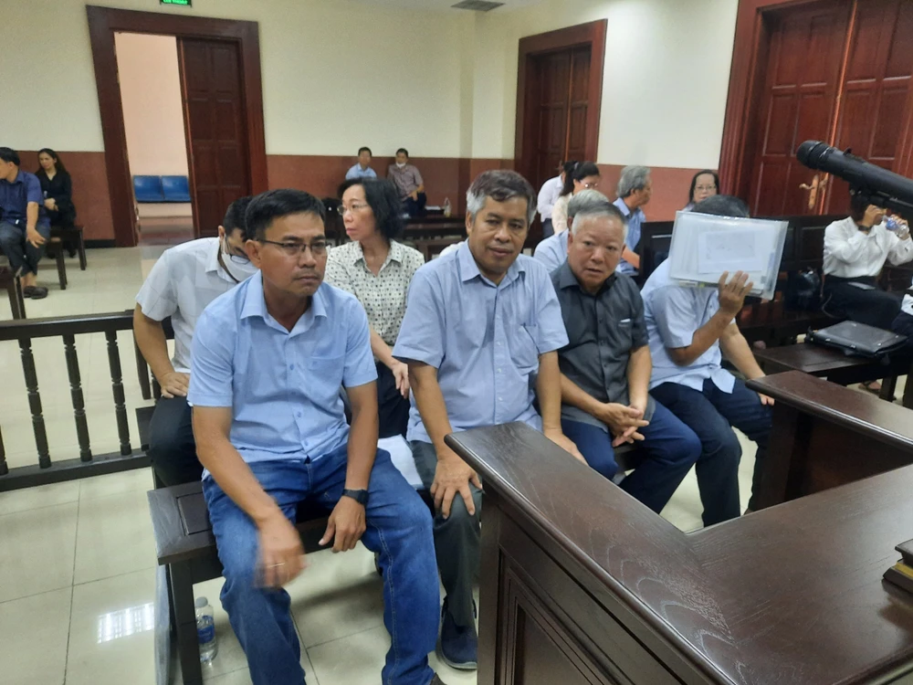 Các bị cáo tại phiên tòa hôm nay (26-5). Ảnh: MC