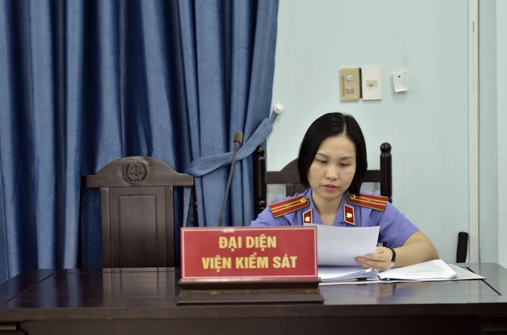 Đại diện VKSND TP Thủ Đức tại phiên tòa trực tuyến. Ảnh: THẾ GIANG