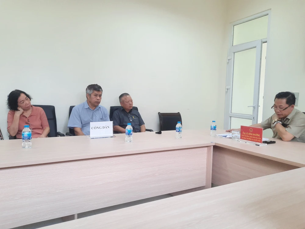 Từ trái qua phải: Bị cáo Bùi Thị Tuyết Mai, Nguyễn Hữu Lộc, Nguyễn Hồng Nam tại buổi tiếp công dân. Ảnh: MINH CHUNG