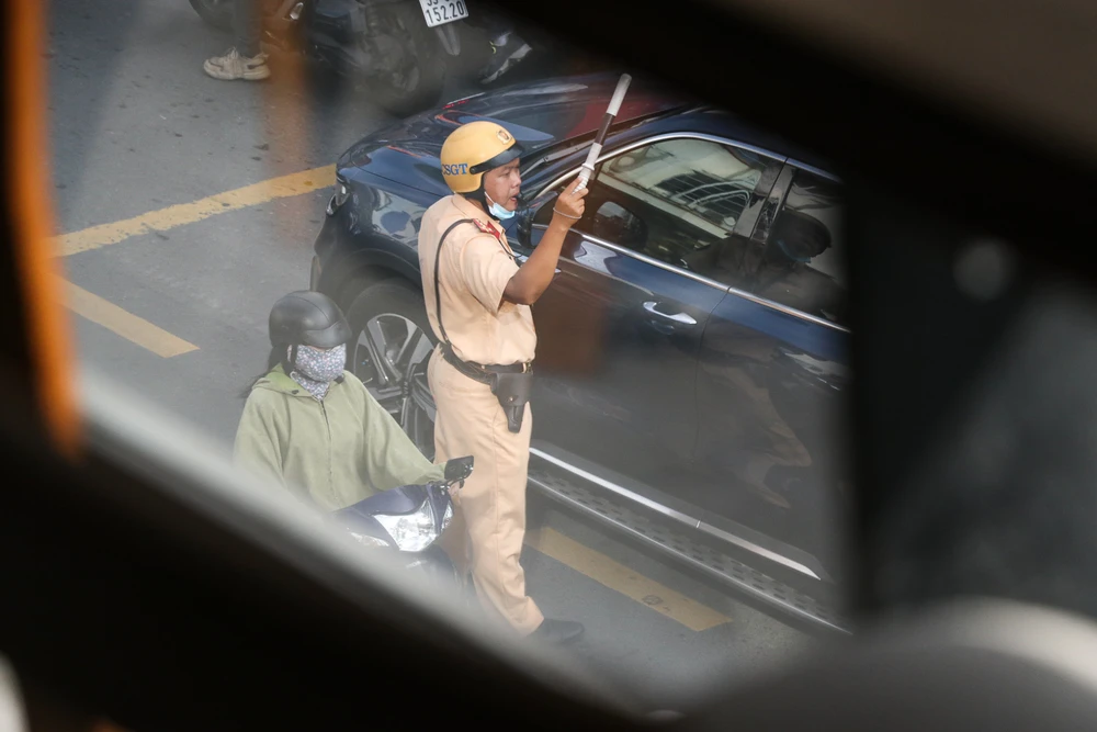 CSGT điều tiết giao thông xung quanh khu vực cưỡng chế