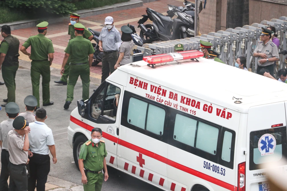 Xe cứu thương cũng được huy động tới khu vực cưỡng chế