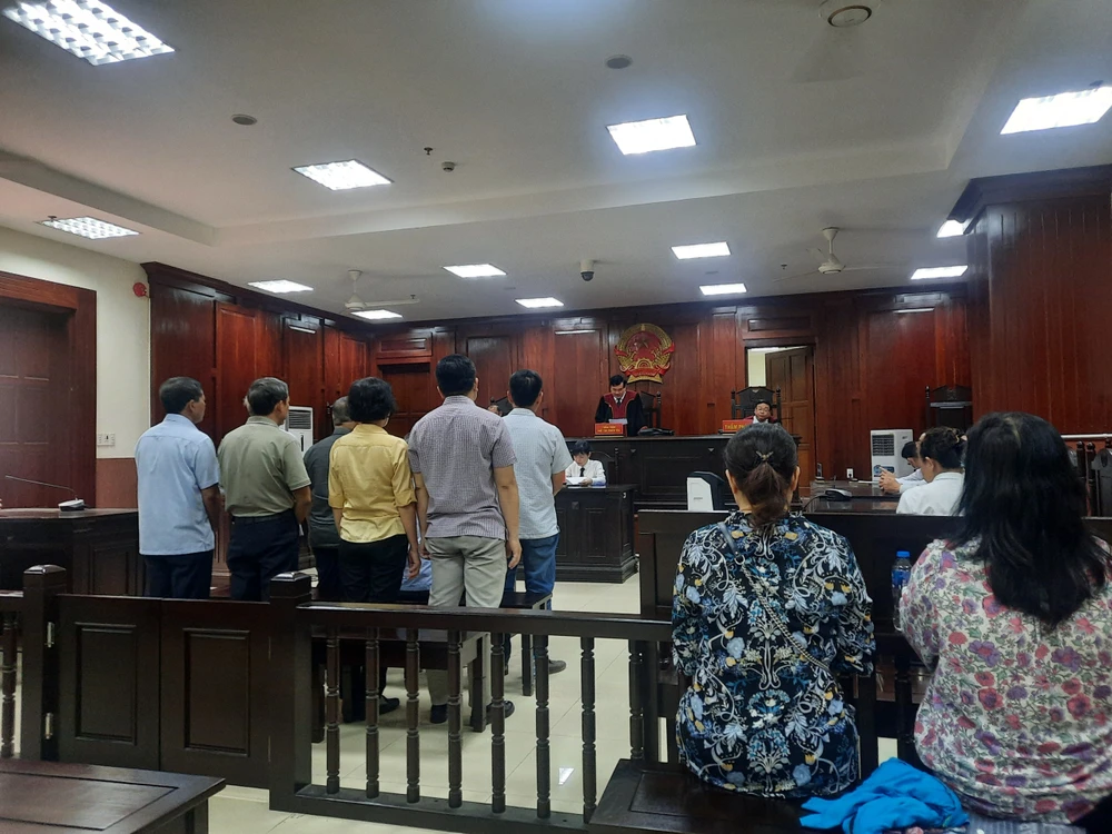 Các bị cáo nghe tuyên án phúc thẩm sáng nay (6-6). Ảnh: MINH CHUNG