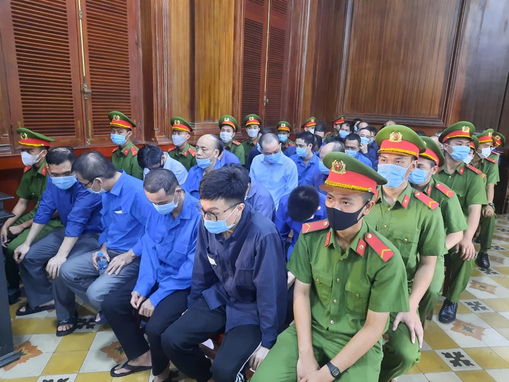 Các bị cáo tại tòa chiều nay (12-6). Ảnh: MINH CHUNG