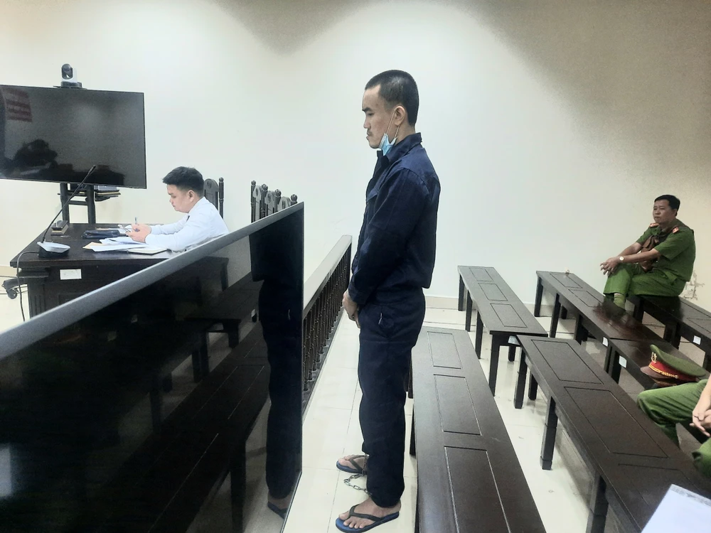 Bị cáo Huy nghe tuyên án phúc thẩm. Ảnh: MINH CHUNG