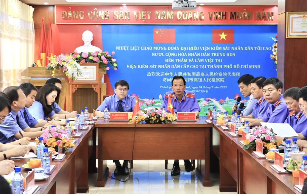 Ông Khưu Lợi Quân, Phó Viện trưởng VKSND tỉnh Hải Nam và Viện trưởng Viện Cấp cao 3 Nguyễn Đình Trung (bên phải) tại buổi làm việc. Ảnh: DI LINH