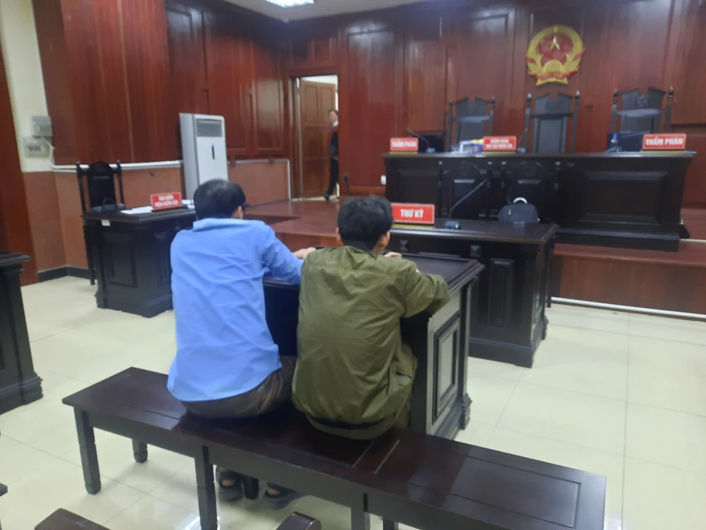 Chủ tọa phiên tòa phúc thẩm cho biết báo chí muốn chụp hình hai bị cáo thì cần phải được sự đồng ý của họ. Ảnh: MINH CHUNG