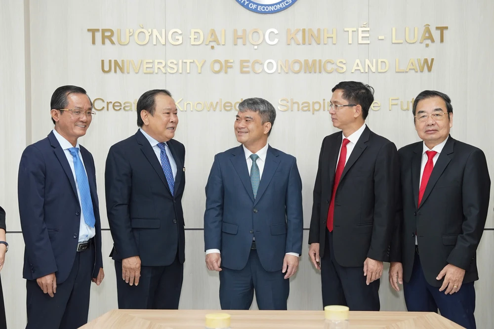 TS Nguyễn Thanh Tú (giữa), Thứ trưởng Bộ Tư pháp, Ủy viên Ban Chỉ đạo Trung ương về hoàn thiện thể chế, pháp luật và các đại biểu tham dự hội thảo. Ảnh: THUẬN VĂN