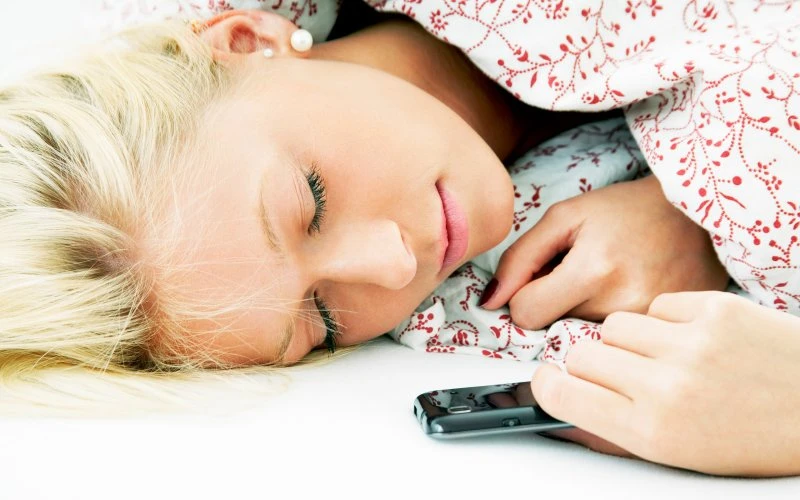 Sử dụng smartphone vào cuối ngày làm giảm sức khỏe ảnh 1