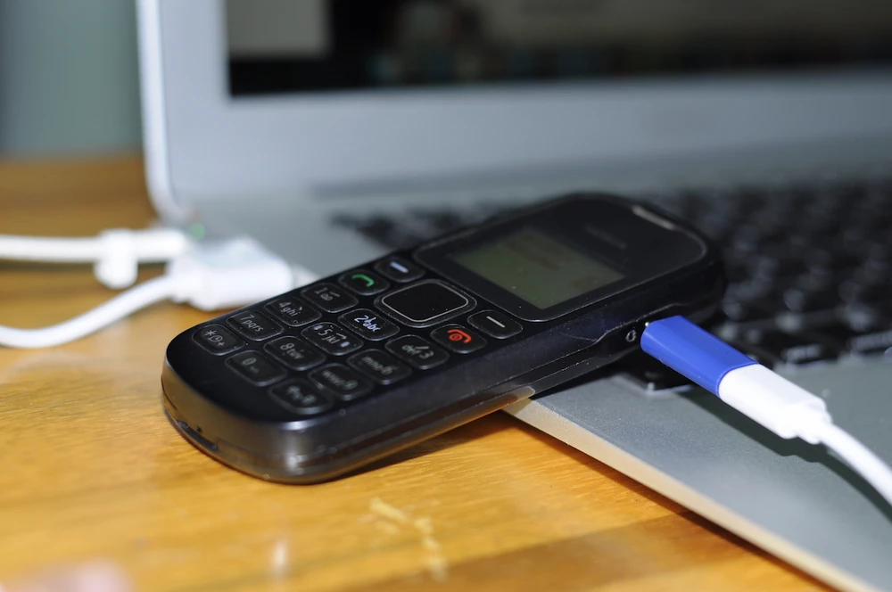 Sạc pin điện thoại sao cho nhanh nhất? ảnh 2