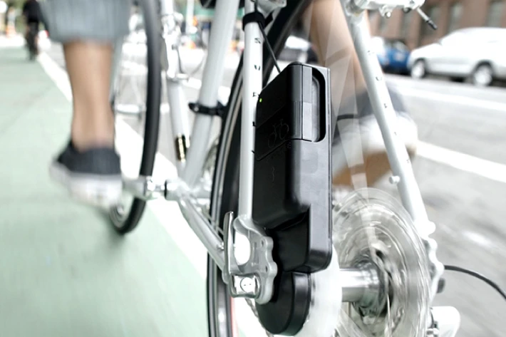 Sạc pin smartphone bằng cách đạp xe đạp ảnh 2