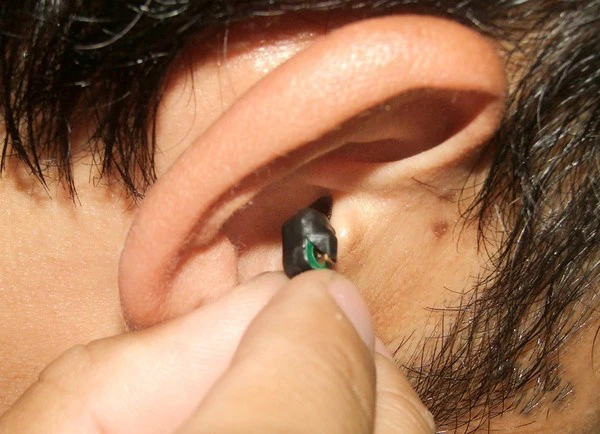 Loạn với thiết bị gian lận trong phòng thi ảnh 1