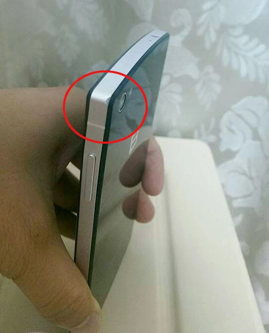 BPhone bị vỡ tan một góc màn hình ảnh 1