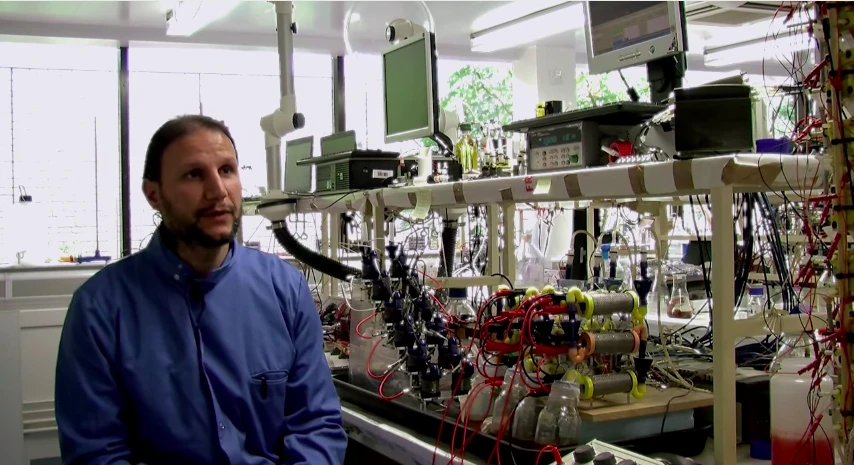 Những cách sạc pin 'bá đạo' ảnh 1