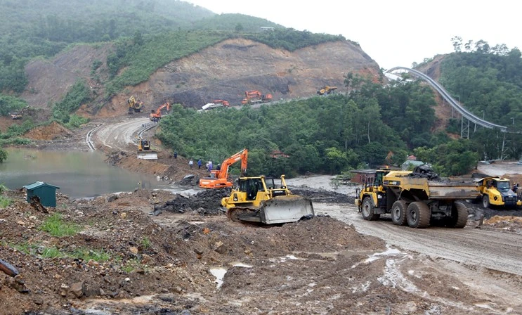 VNPT VinaPhone sát cánh cùng bà con chống lũ ảnh 1