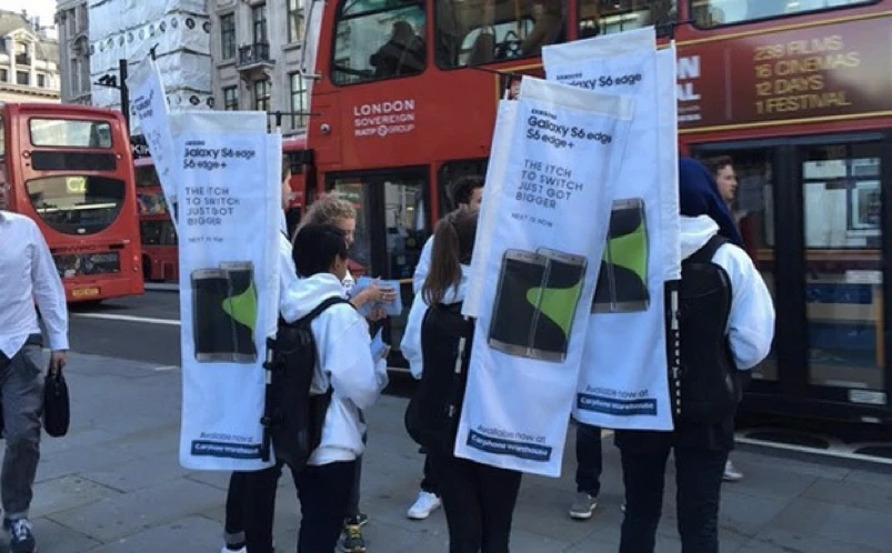 Samsung muốn bán điện thoại cho người xếp hàng mua iPhone 6s ảnh 1