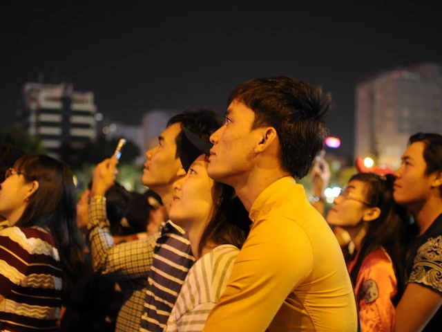 Pháo hoa đêm giao thừa rực sáng một góc trời ảnh 8