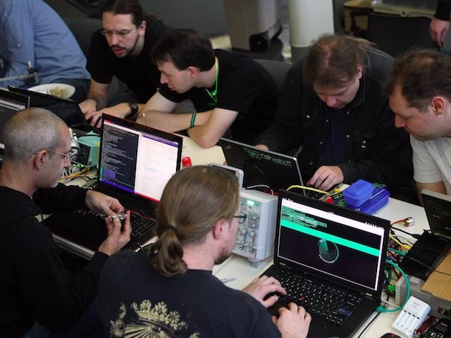 John McAfee hứa sẽ giải mã chiếc iPhone dùm FBI ảnh 2