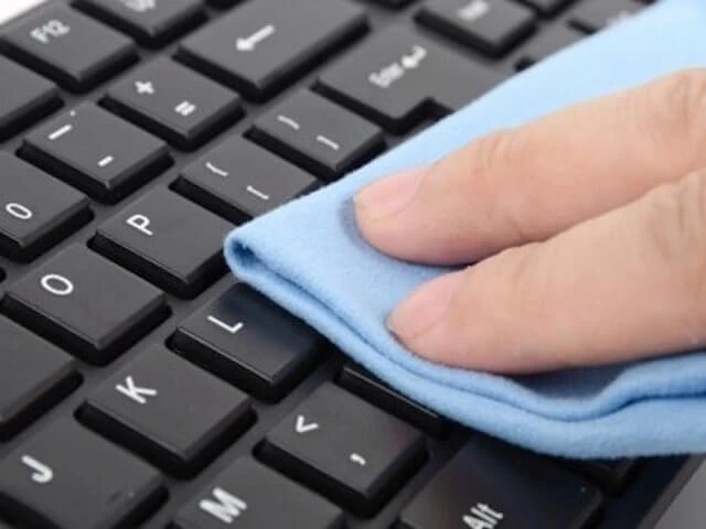 Đa số chúng ta đều lau chùi smartphone sai cách ảnh 4