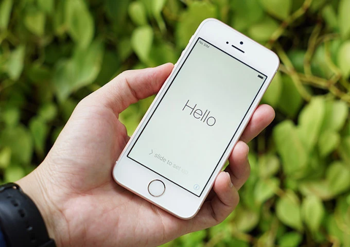 Đập hộp và trên tay nhanh iPhone SE ảnh 2