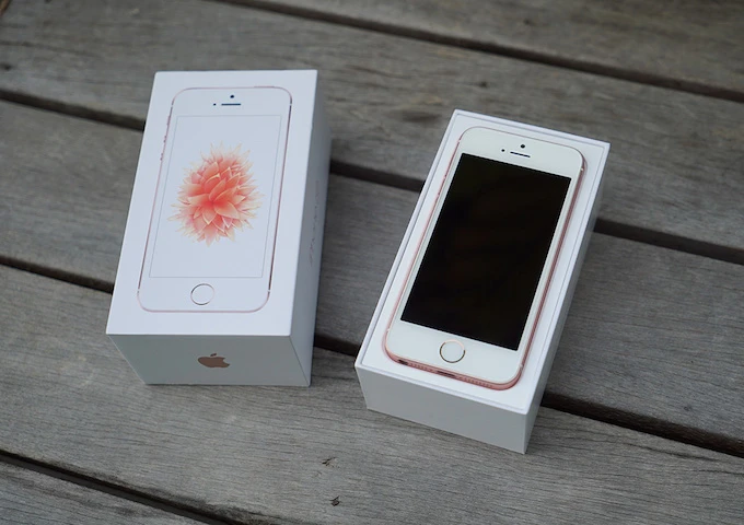 Đập hộp và trên tay nhanh iPhone SE ảnh 1