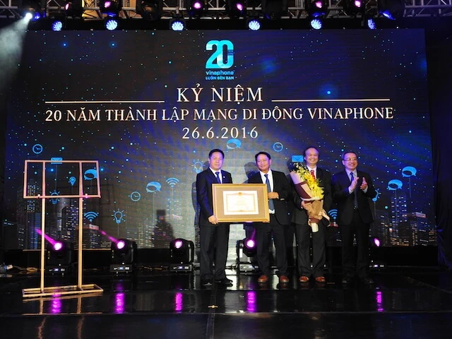 Lãnh đạo Bộ TT&TT tặng bằng khen cho VinaPhone