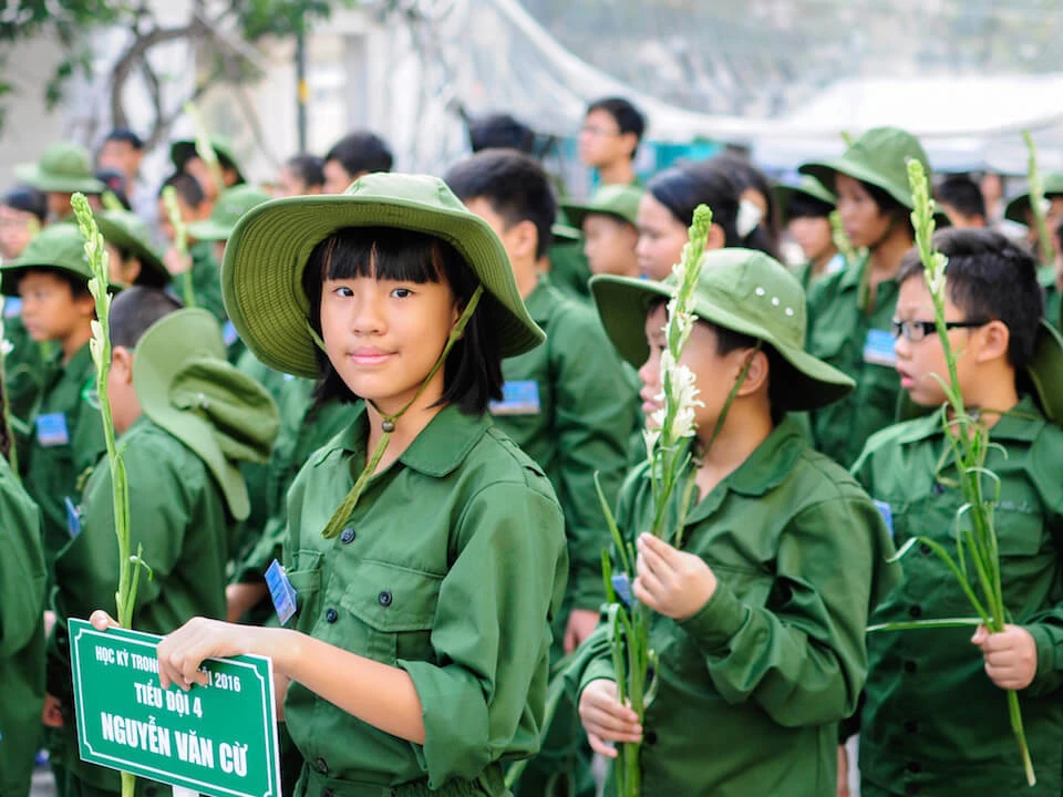 Các em học sinh chuẩn bị xuất quân