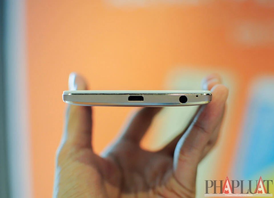 Cạnh dưới là jack cắm tai nghe 3.5 mm và cổng sạc micro USB. Ảnh: T.MINH