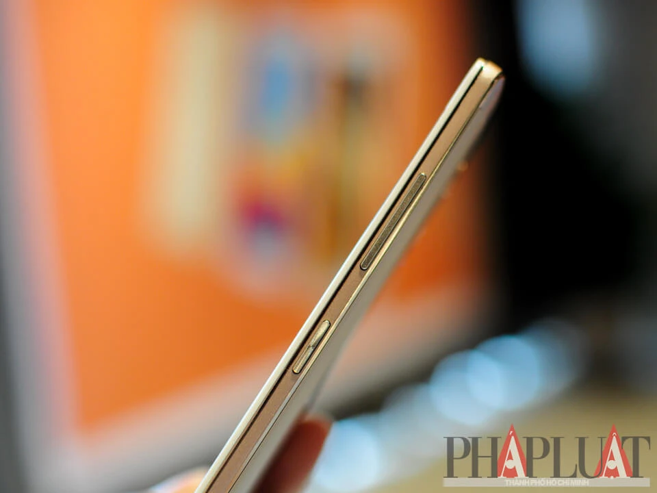 Nút nguồn và phím tăng giảm âm lượng bên cạnh phải