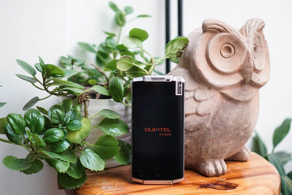 Oukitel K10000 có vẻ ngoài hầm hố. Ảnh: Internet
