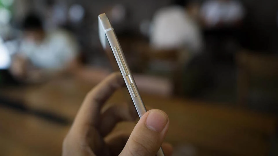 Cạnh phải của máy là nút nguồn và volume