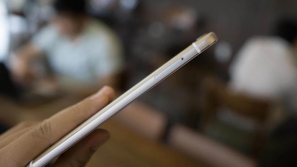 Cạnh trái khe SIM và thẻ nhớ