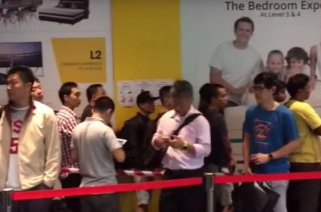 Vật vã xếp hàng qua đêm chờ mua iPhone 7 ảnh 2