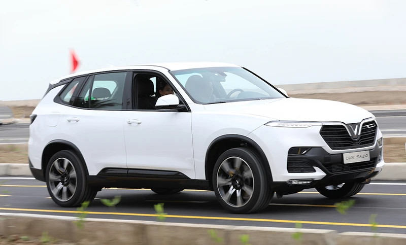 Tỉ phú Phạm Nhật Vượng quyết định đổi xe Lexus sang xe VinFast ảnh 1