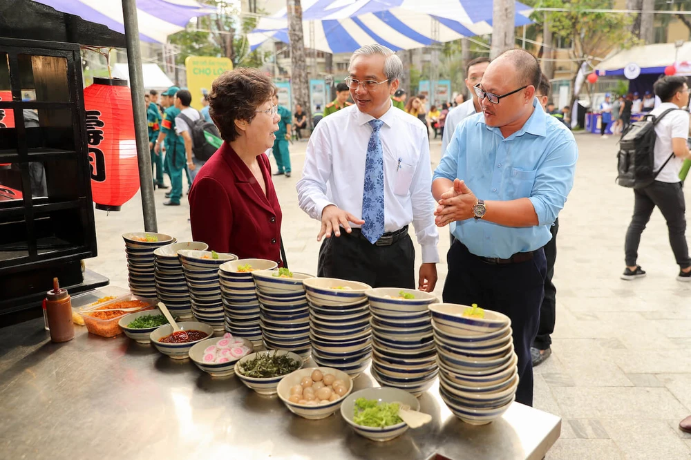 le-hoi-am-thuc-cho-lon