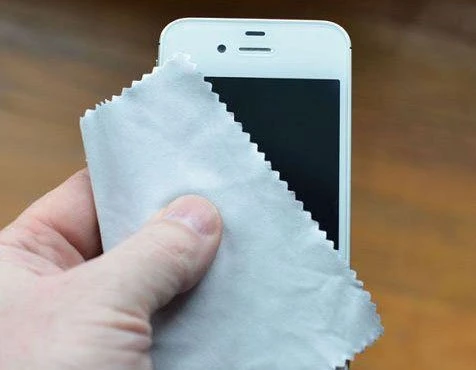 lau-sach-va-kho-iPhone-bang-vai-soi-mem